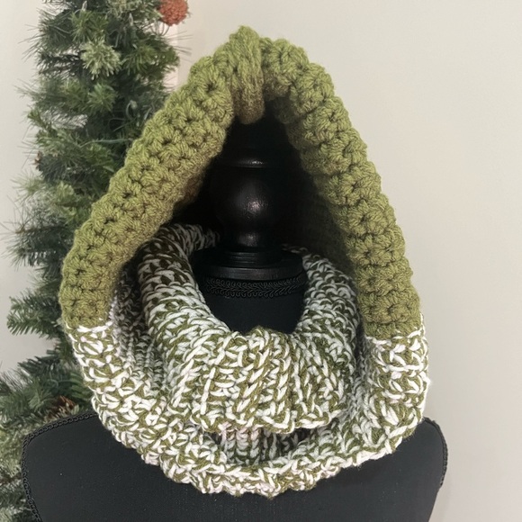 Knana Knots Accessories - NWT Balaclava, head scarf, winter outerwear, ski gear, green and white